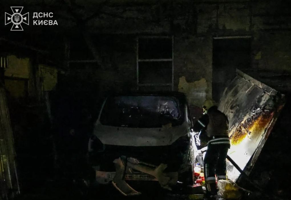 У Києві уламки російського дрона впали на торговельний центр, поранено дитину У Києві уламки російського дрона впали на торговельний центр, поранено дитину